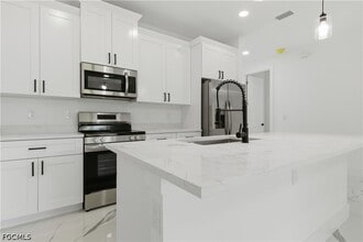 Building Photo - 4787 Golfview Blvd