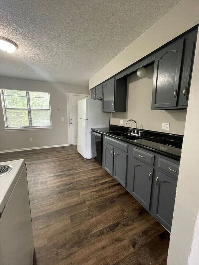 Building Photo - $1150 - 3Bd/1B 425 Castle Dr Bonner Spring...
