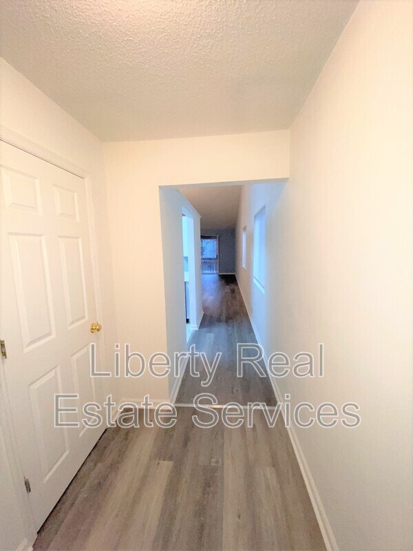 Building Photo - 910 Brett Dr
