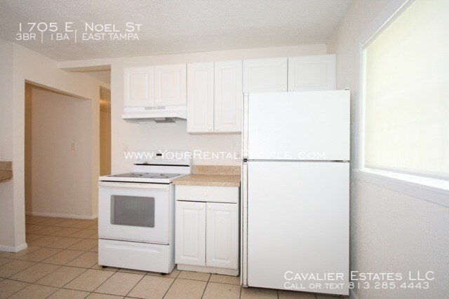 Building Photo - Bungalow Single Family Home 3 bedroom
