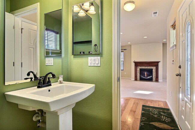 Foto del edificio - Open Floor Plan Home!  3 Bedroom, 2.5 bath with Loft