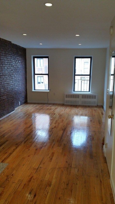 Primary Photo - 139 E 3rd St