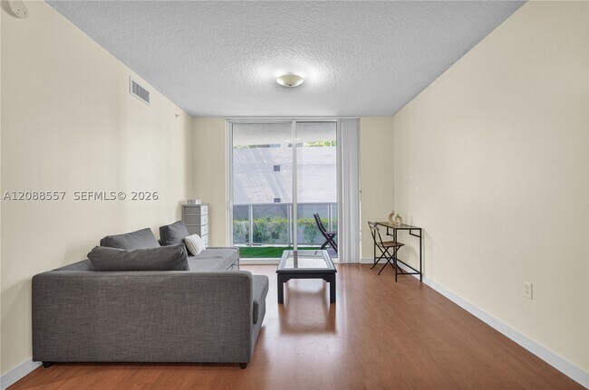 Foto del edificio - 601 NE 23rd St