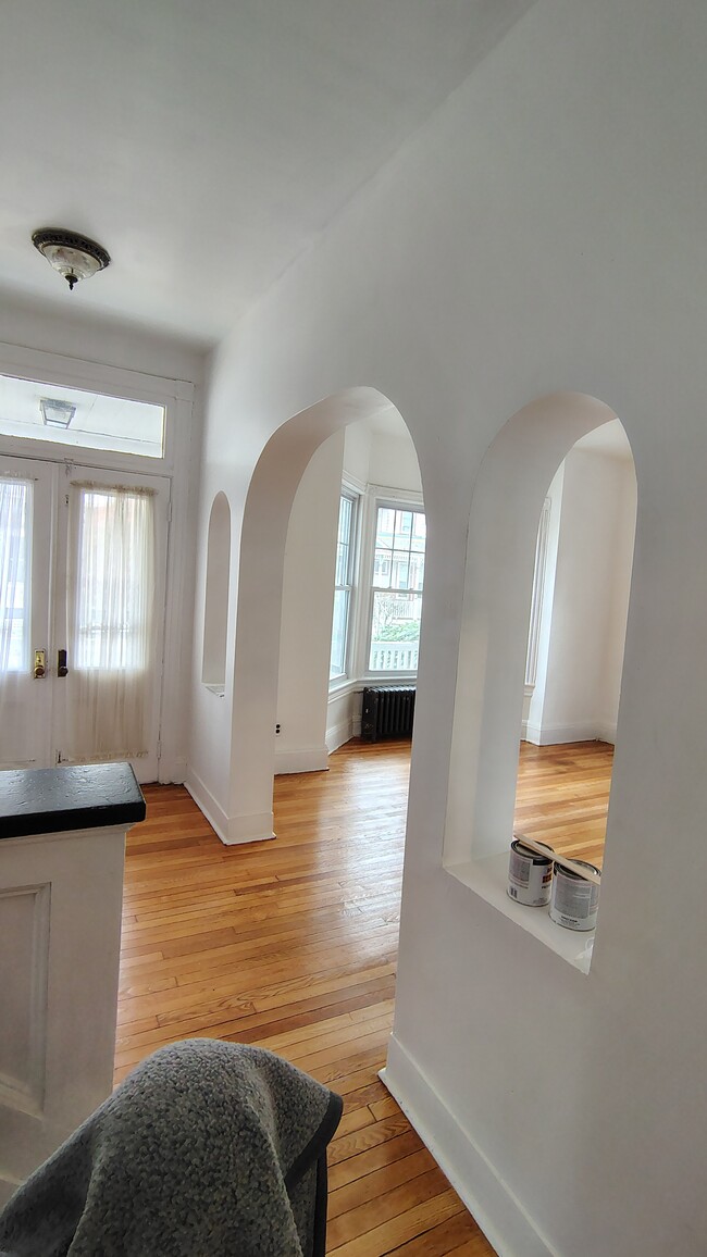 FRONT ENTRY FOYER AND LIVING ROOM ENTRANCE - 4 Edmarth Pl