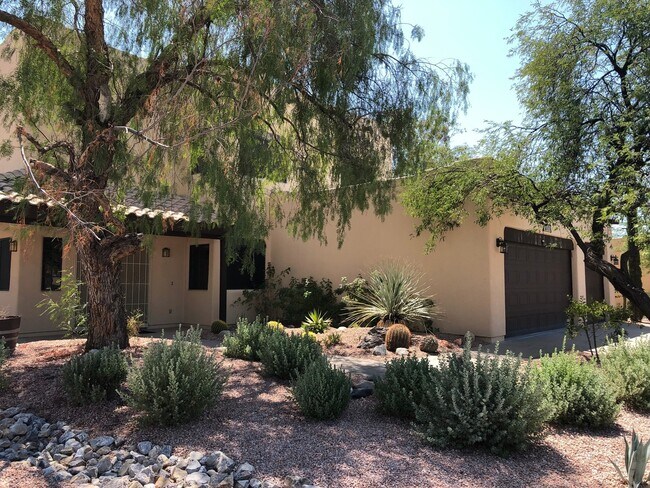 Foto del edificio - Beautiful Santa Fe Home on Large Corner Lot!