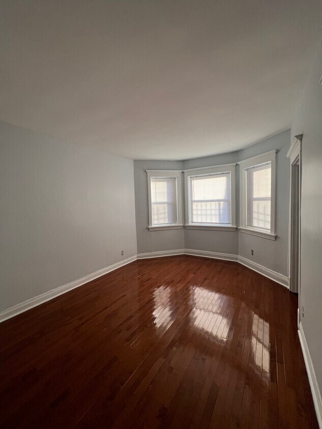 Foto principal - 1855 S California Ave