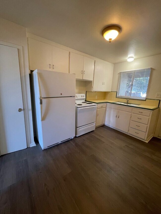 Building Photo - Gardella Duplex-824