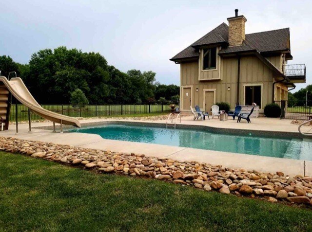 Shared Pool and back yard - 4533 Shores Rd