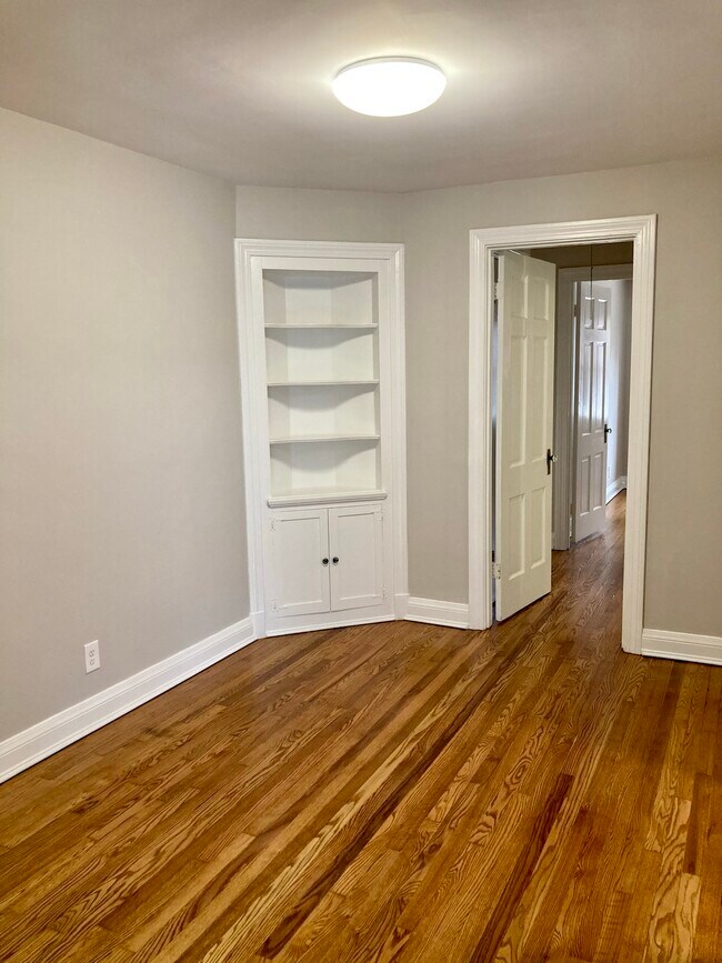 Built-In Shelving - 2118 Eastern Pky