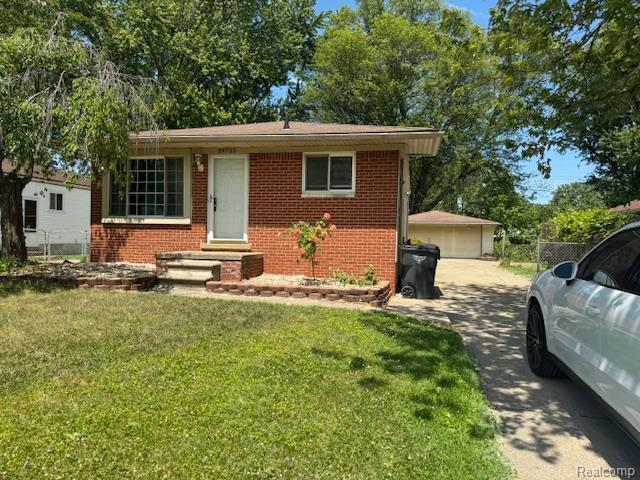 Foto principal - 24755 Trombley St