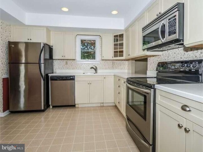 Foto del edificio - 125 Westbury Ct