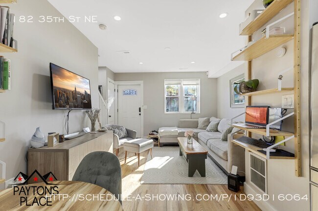 Building Photo - Renovated Townhome with Private Parking