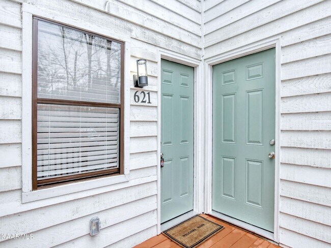 Building Photo - Knoxville 37923 - 2 bedroom, 1.5 bath home...