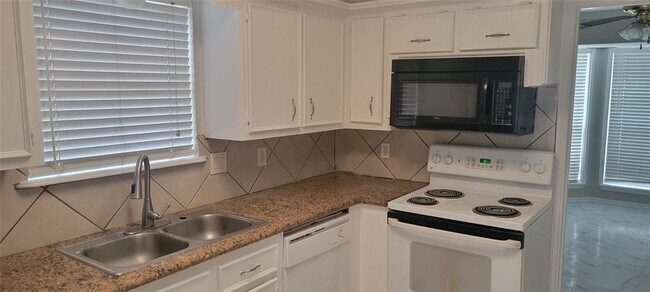Foto del edificio - 22447 Wetherburn Ln