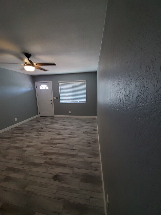 Building Photo - Spacious 2 Bedroom Apartment