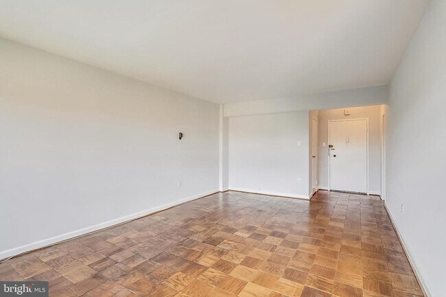Foto del edificio - Welcome to The Towers!! This gem of a studio is nestled in a quiet neighborhood in Wesley Heights.