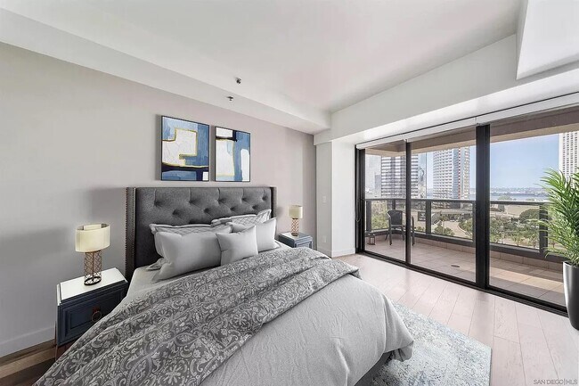 Foto del edificio - 200 W Harbor Dr