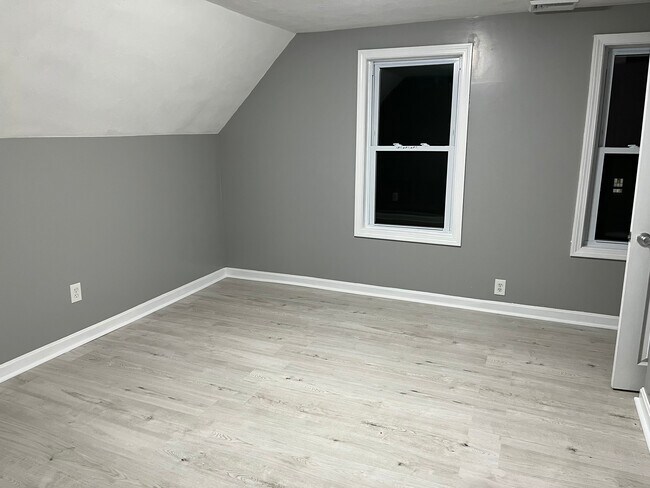 Building Photo - 71 Plain St