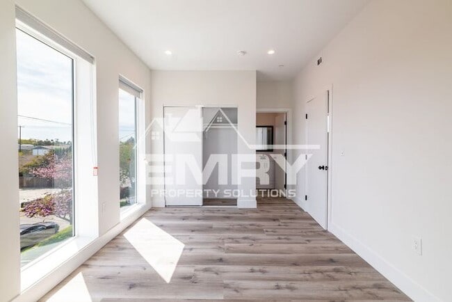 Building Photo - Student Accommodation Los Angeles CA 90018