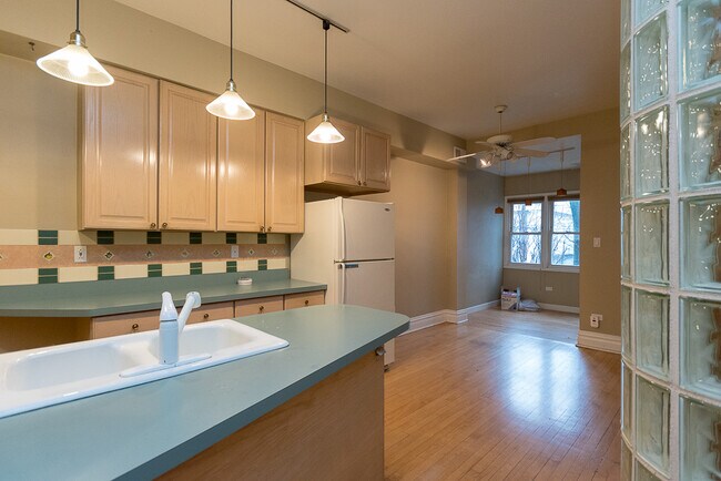 Foto del edificio - 1029 N Winchester Ave