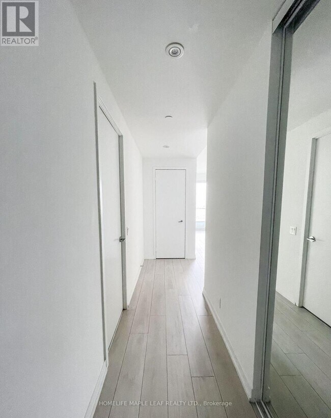 Photo du bâtiment - 950-2950 Portage Pkwy