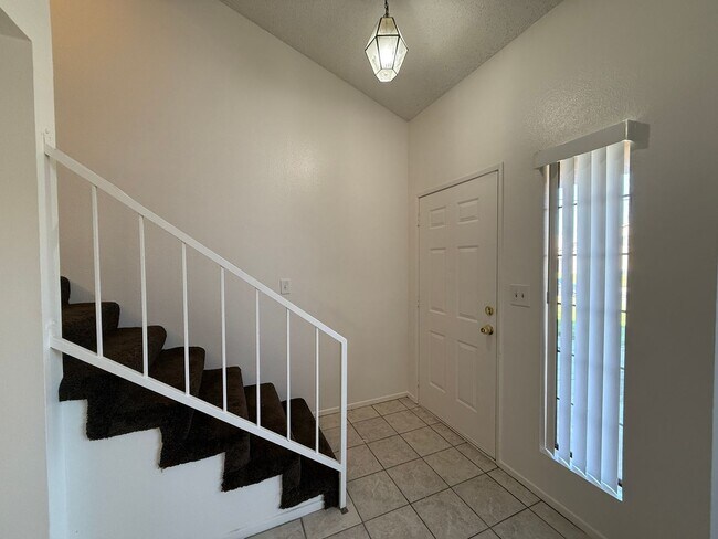 Building Photo - Lancaster 2 bedroom townhouse - AVAILABLE NOW!