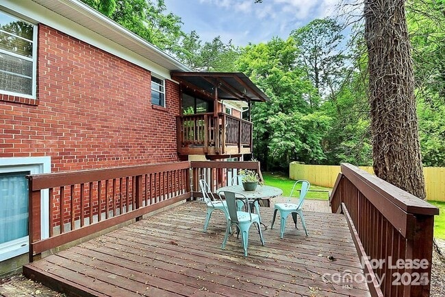 Building Photo - 1331 Seneca Pl