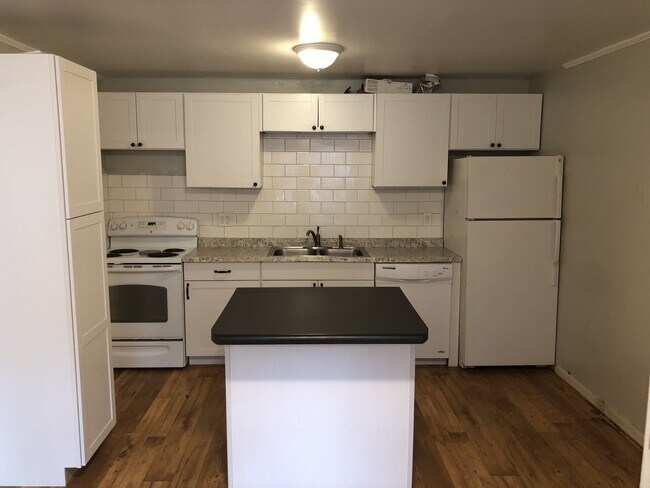 Building Photo - Live in a 3 Bedroom House by FSU's Campus!