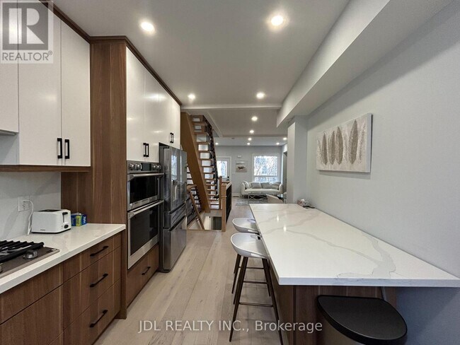 Building Photo - 18 Connaught Ave