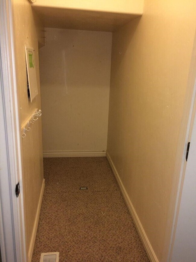 Building Photo - Desirable 3 bed 1.5 bath town house in The...
