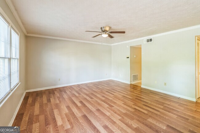 Foto del edificio - 2140 Kings Gate Cir SW