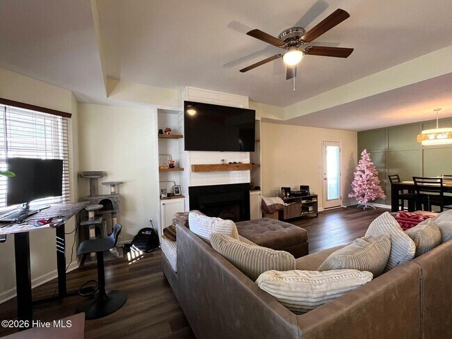 Building Photo - 323 Tokay Dr