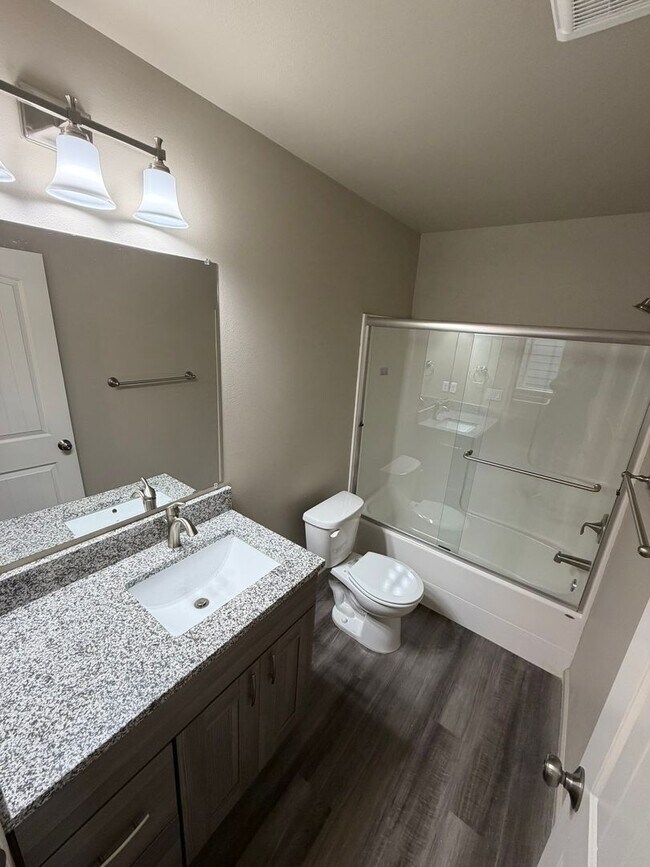 Foto del edificio - **MOVE IN SPECIAL!** 3 Bedroom Duplex Close to Shopping and Schools!