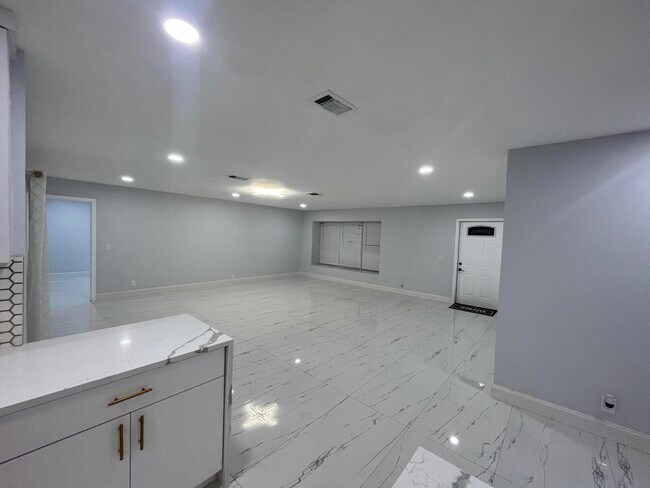 Building Photo - 1720 SW 13th St