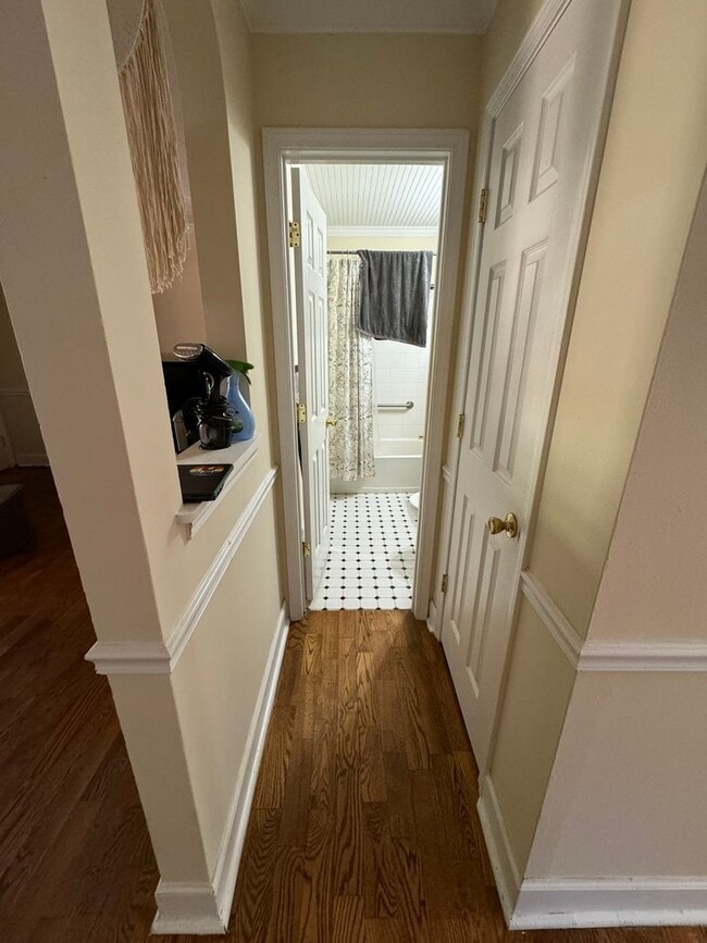 Building Photo - Cute and Quiet West Side Duplex!