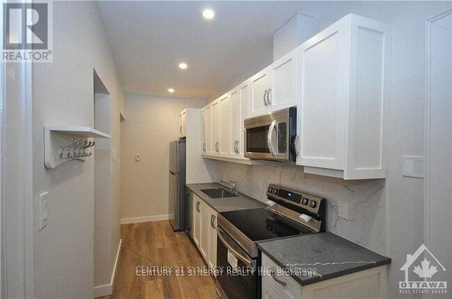 Building Photo - 458-458 MacLaren St