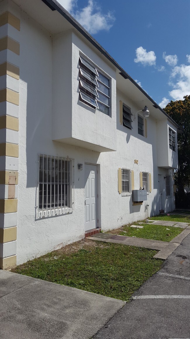 Fotografía del edificio - 842 NW 1st Ave