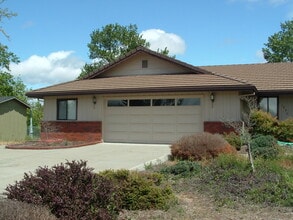 Building Photo - 1057 Mesman Dr