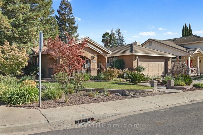 Foto del edificio - Single Story 4 Bedroom PET-FRIENDLY Home I...