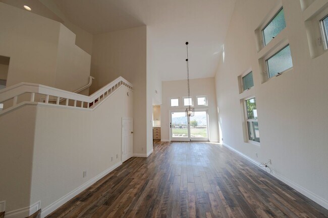 Foto del edificio - FOR LEASE- SPECTACULAR VIEW!