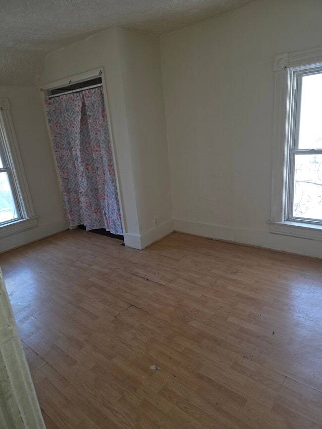 Building Photo - 934 W 11th St