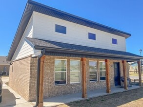 Building Photo - 798 N Honey Locust Bnd