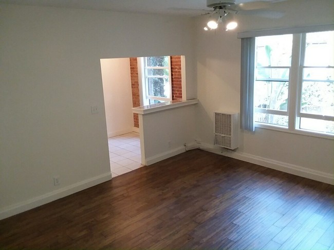 Foto del edificio - 637 N Bronson Ave