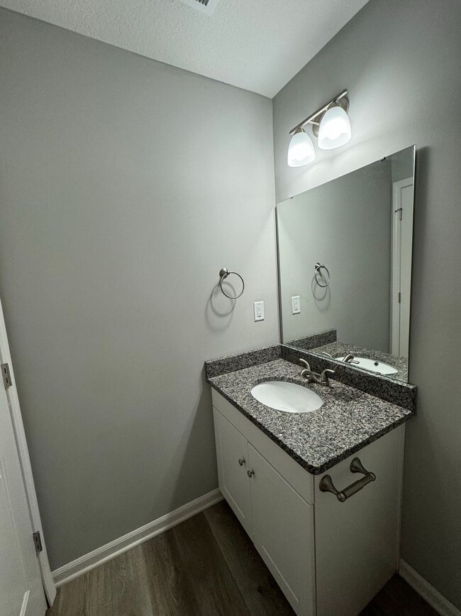 Foto del edificio - Charming 2 Bedroom, 2.5 Bath Townhome with...