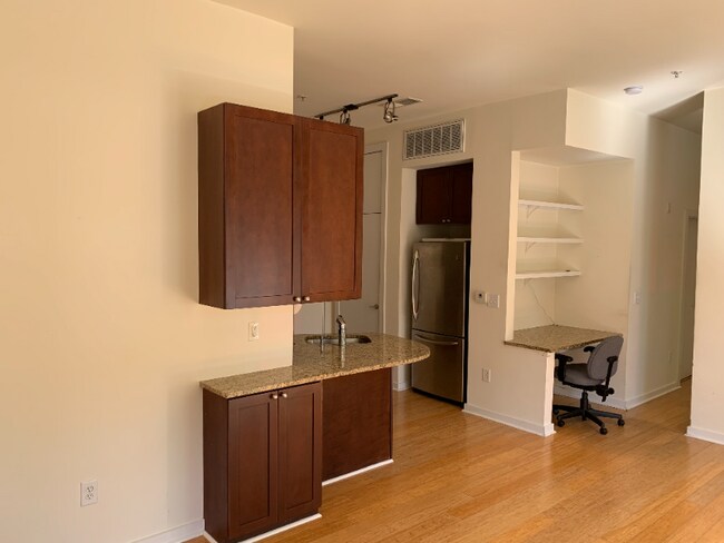 Foto del edificio - 525 E 6th St