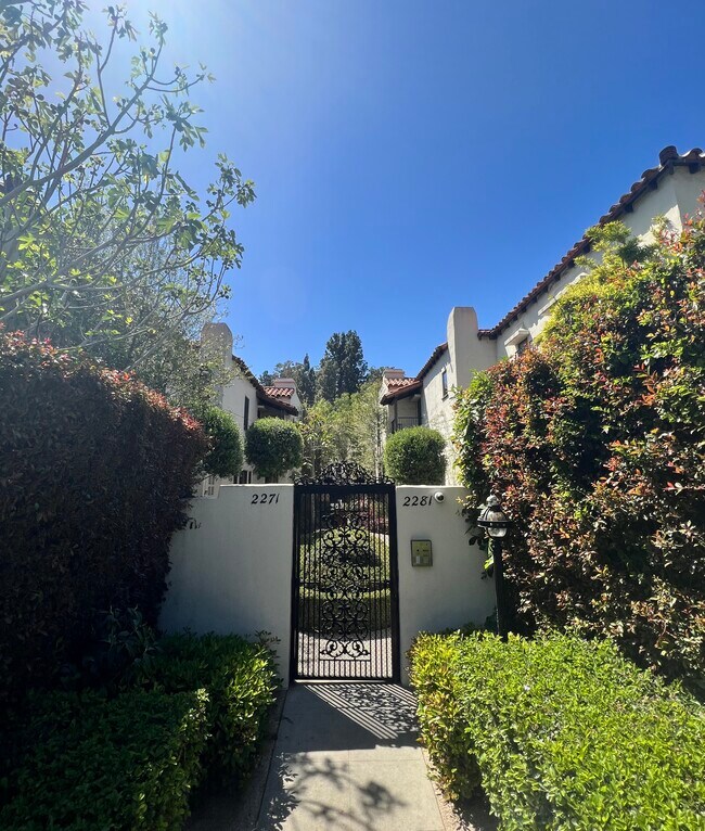 Foto del edificio - 2281 N Beachwood Dr