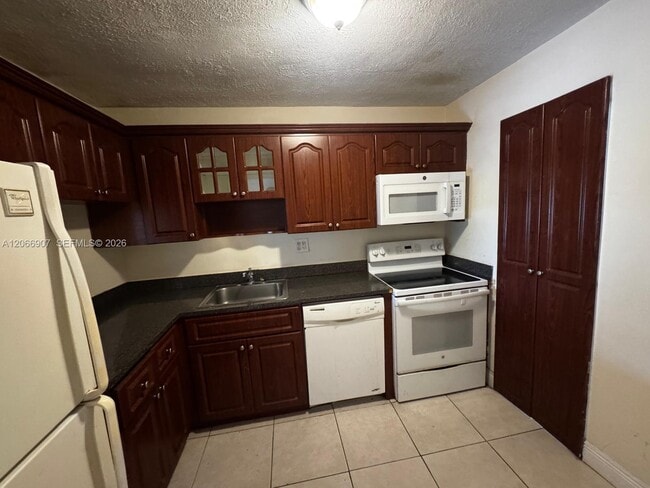 Building Photo - 8020 N Colony Cir