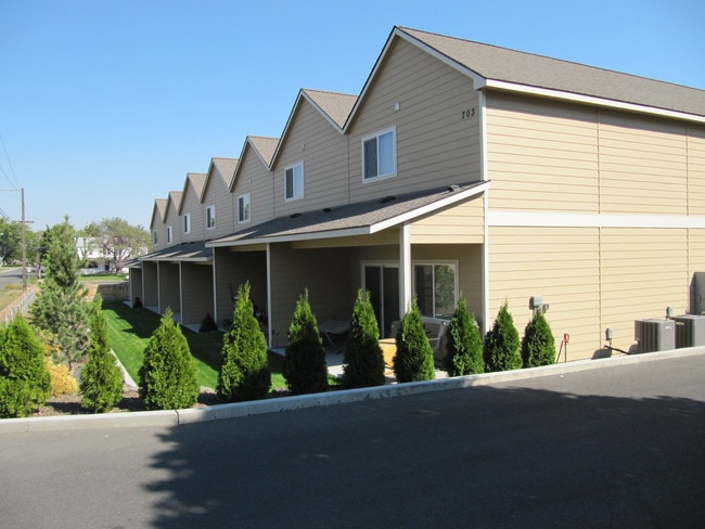 Building Photo - 703 Symons St