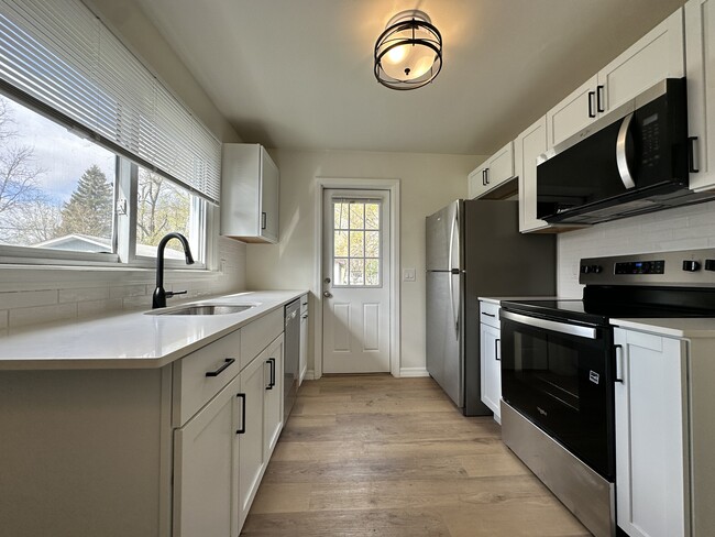 Building Photo - 307 S 5th Ave