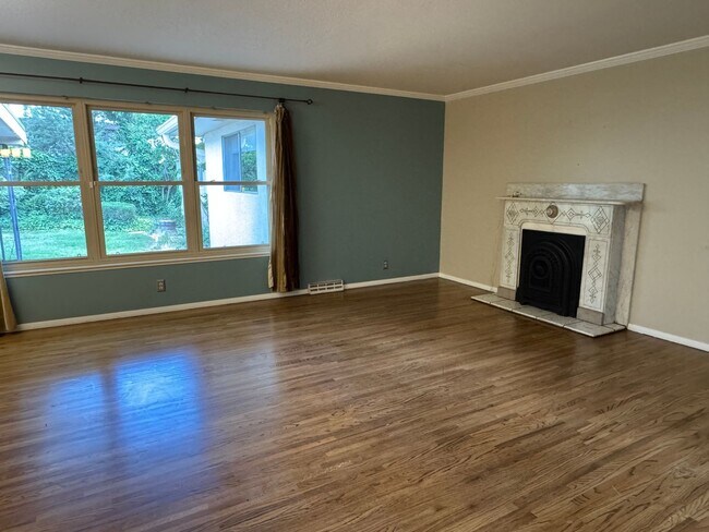Building Photo - 4 Bedroom, 2 Bathroom Home near Louisiana & Osuna